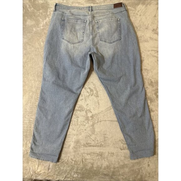 Women’ Hollister Curvy High Rise Mom Jeans Light Was Raw Hem Size 19R 34x27 NWT - Picture 10 of 16